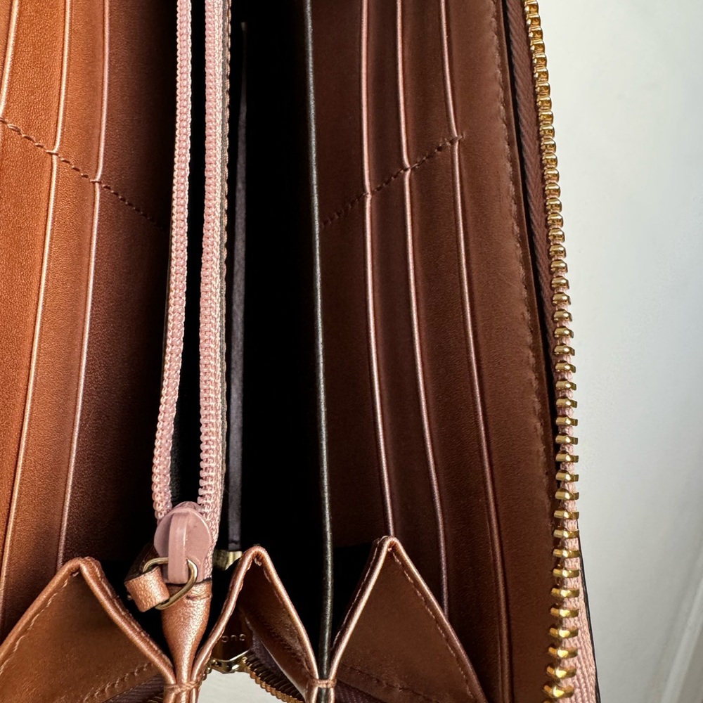 -🔥🔥Gucci wallet EUC, with dust bag
Original shopping bag , box and ribbon - Picture 8 of 13